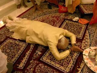 Ayodhya Ram Mandir: अयोध्या में भाव विभोर हुए PM मोदी, राम के चरणों में किया साष्टांग प्रणाम, कही ये बड़ी बात