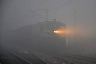 Indian Railway: कोहरे ने थामी ट्रेनों की रफ्तार! आज फिर खराब मौसम के कारण 22 ट्रेनें हुईं लेट