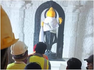 Ayodhya Ram Mandir: अयोध्या के भव्य राम मंदिर में विराजमान हुए रामलला, प्राण प्रतिष्ठा से पहले सामने आई पहली तस्वीर