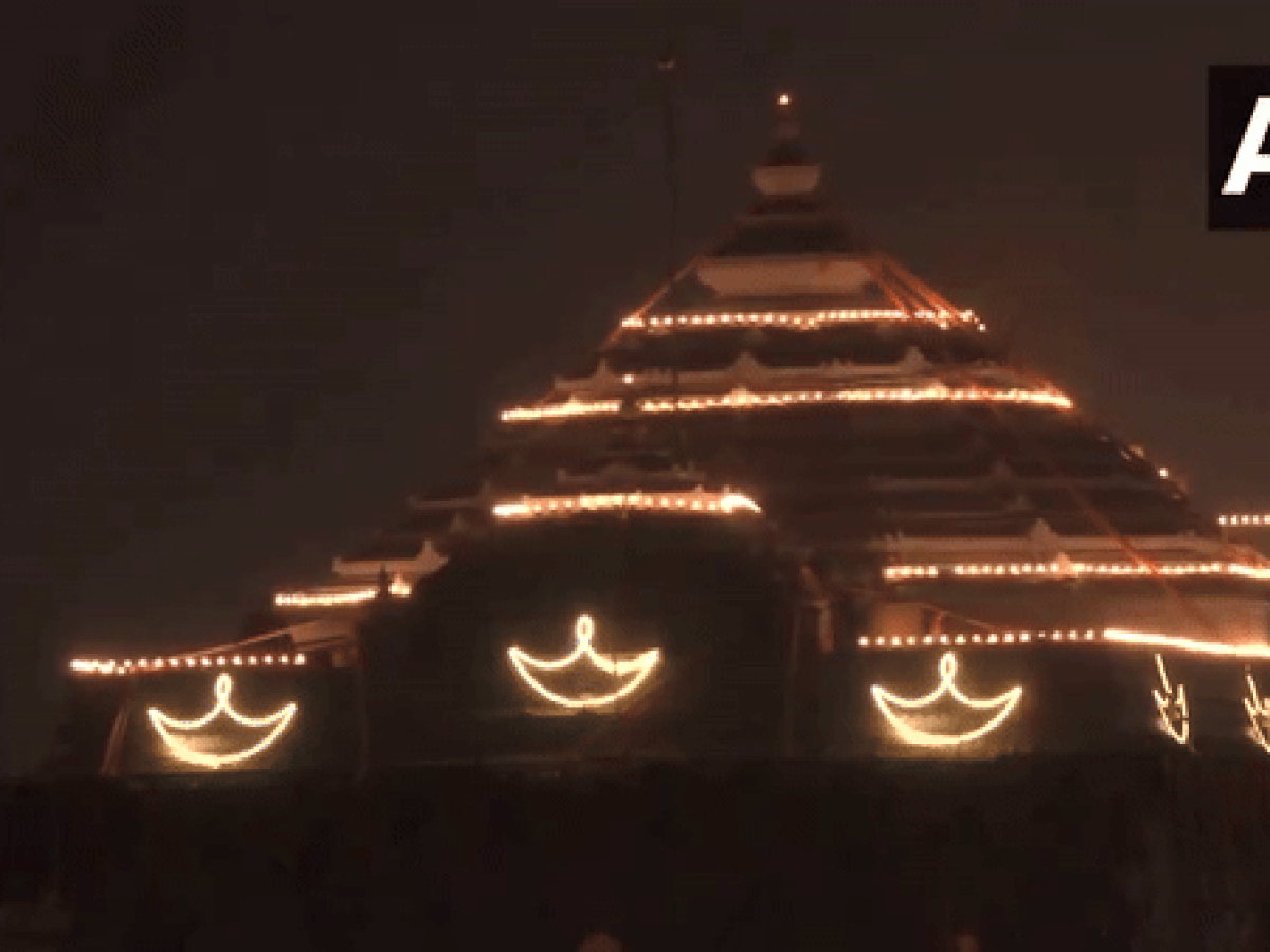 Ayodhya Ram Mandir LIVE UPDTAES:  'प्राण प्रतिष्ठा' की पूर्व संध्या पर जगमगा उठा राम मंदिर; सरयू घाट पर की गई आरती