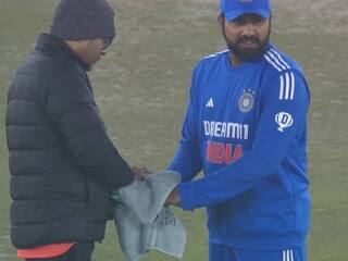 IND vs AFG: मोहाली में ठंड का सितम, फील्डिंग के दौरान रोहित शर्मा यूं सेंक रहे थे हाथ