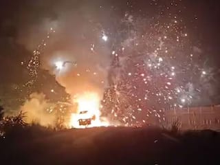 Watch Video: अयोध्या जा रहा पटाखों से लदा ट्रक बना आग का गोला, कई घंटों तक बीच सड़क होती रही आतिशबाजी