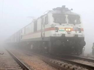 Train Delay: घने कोहरे के चलते उत्तर रेलवे की 19 ट्रेनें लेट, यहां चेक करें पूरी लिस्ट