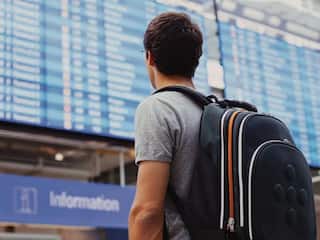 करियर के लिए बच्चों को घर से दूर रखना सही या गलत? जानें इसके बारे में...