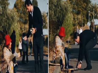 Viral Video Today: गरीब की मदद ही नहीं की पूरी जिंदगी भी बदल दी, शख्स का ये तरीका दिल जीत लेगा | देखें वीडियो