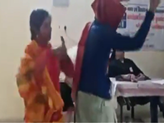 Viral Video: अधिकारी के सामने आंगनवाड़ी महिला कार्यकर्ताओं का डांस, खूब वायरल हो रहा वीडियो | देखें वीडियो