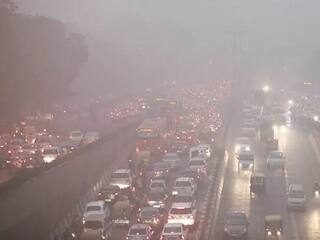 Delhi Pollution: दिल्ली में ठंड के साथ बढ़ रहा प्रदूषण, AQI 350 के पार