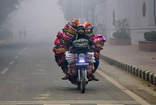 Delhi Traffic Police Issues 'SAFETY TIPS' For Motorists Amid Dense Fog; Check Dos & Don'ts Here