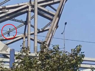 Viral Video: जान देने के लिए पुल पर चढ़ गया शख्स, मगर पुलिस ने दे दिया बिरयानी का लालच | देखें वीडियो