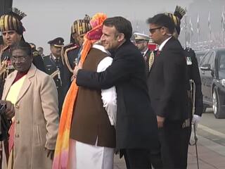 इमैनुएल मैक्रॉन ने नमस्ते कर पीएम मोदी को लगाया गले, कुछ ऐसा रहा राष्ट्रपति का अंदाज