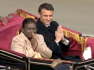 भारतीय संस्कृति की झलक! कर्तव्य पथ पर राष्ट्रपति मैक्रों ने लोगों को किया नमस्ते, देखें वीडियो