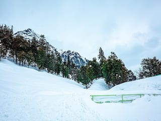 Himachal Snowfall: बर्फबारी से टूरिस्ट और कारोबारियों में खुशी, स्नोफॉल देखने कुल्लू-मनाली पहुंच रहे सैलानी