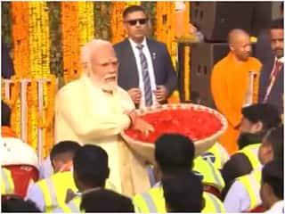 Ram Mandir Pran Pratishtha: पीएम मोदी ने राम मंदिर निर्माण करने वाले श्रमिकों पर फूल बरसाए | VIDEO