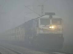 Trains Delay: दिल्ली में घने कोहरे के कारण आज फिर कई ट्रेनें हुई लेट