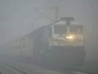 Trains Delay: दिल्ली में घने कोहरे के कारण आज फिर कई ट्रेनें हुई लेट