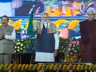 PM Modi ने जम्मू को दी करोड़ों की सौगात, कश्मीर में पहली इलेक्ट्रिक ट्रेन को दिखाई हरी झंडी