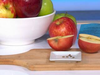 सेब खाते समय भूलकर भी न करें ये गलतियां, सेहत को पहुंच सकता है भारी नुकसान