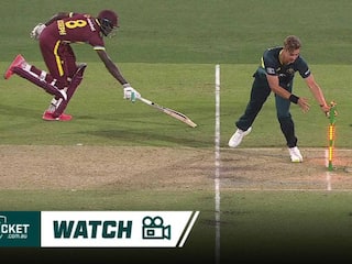 AUS vs WI: दूसरे T20I मैच में दिखा अजोबोगरीब नजारा, क्रीज से बाहर रहने पर भी बल्लेबाज नहीं हुआ Run Out, जानिए क्यों