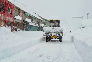 Jammu-Srinagar Highway Blocked After Massive Landslide, Over 1,600 Vehicles Stranded; Avalanche Warning Sounded