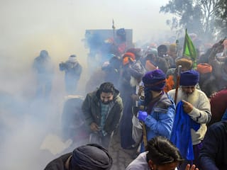 Farmers Protest: Protesters Tear-Gassed, 1 Dead in Clashes; Police Claims Farmers Burned Stubble Mixed With Chilli Powder