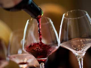 नोएडा में शराब की बिक्री ने तोड़े सारे रिकॉर्ड, 10 महीने में 1600 करोड़ का कारोबार किया