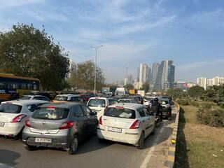 Massive Traffic Jam Witnessed on Delhi-Noida Highway Due to Traffic Curbs, Office-going Commuters Express Concern