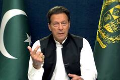 Pakistan में सरकार गठन पर फंसा पेंच! Nawaz Sharif के बाद अब इमरान की पार्टी ने भी नॉमिनेट किया PM उम्मीदवार