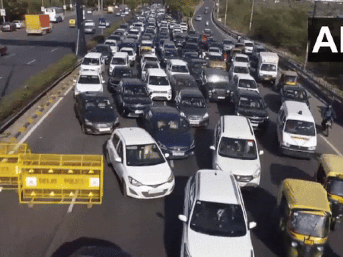 किसानों के प्रदर्शन को लेकर Delhi-Noida बॉर्डर पर भीषण जाम, रेंगती दिखी गाड़ियां; Drone व्यू देख दंग रह जाएंगे | VIDEO