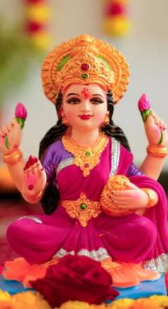 मां लक्ष्मी को भूलकर भी नहीं चढ़ाने चाहिए ये 4 फूल, करना पड़ेगा आर्थिक तंगी का सामना