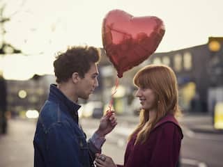 Valentine's Day पर गर्लफ्रेंड को दें ये खास तोहफा, यहां दिए आइडियाज आएंगे काम