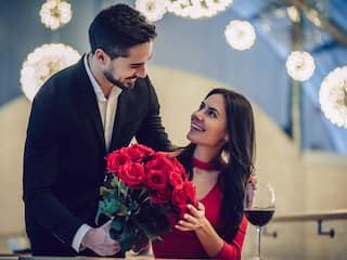 पहली बार Girlfriend को प्रपोज कर रहें हैं तो ये 5 गलतियां बिल्कुल न करें