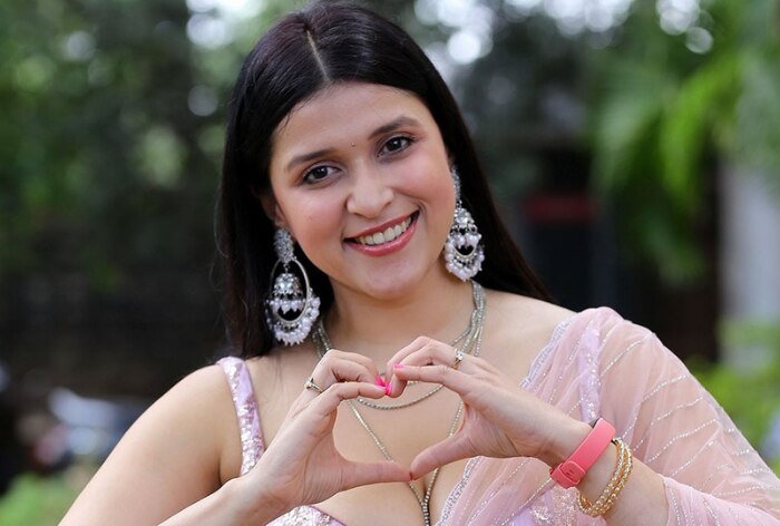 Mannara Chopra Furious At Akasa Air For 'Rude Behaviour', Airline Comes Up With An Unexpected Reply