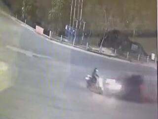 Viral Video: कार की टक्कर से हवा में उछलकर गिरा बाइक सवार, खौफनाक मंजर सीसीटीवी में कैद