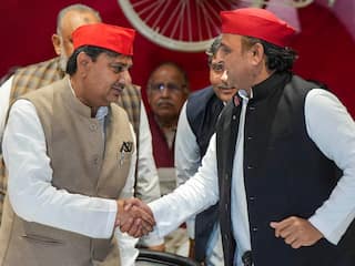 अखिलेश यादव ने 'बुआ' के वोटबैंक में की सेंधमारी, मायावती के करीबी गुड्डू जमाली सपा में शामिल