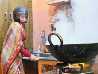Funny Video: पहली बार किचन में खाना बनाने गई नई बहू, मगर जो हुआ दिन भर हंसेंगे | देखें वीडियो