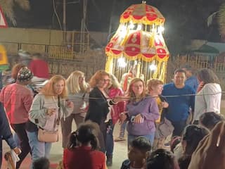 Dance Ka Video: भोजपुरी गाने पर डांस करने लगीं विदेशी लड़कियां, बारातियों के साथ जमकर लगाए ठुमके | देखें वीडियो