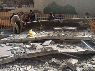 Delhi के गोकुलपुरी इलाके में Metro का स्लैब गिरा, 1 की मौत 3 घायल- मुआवजे का ऐलान