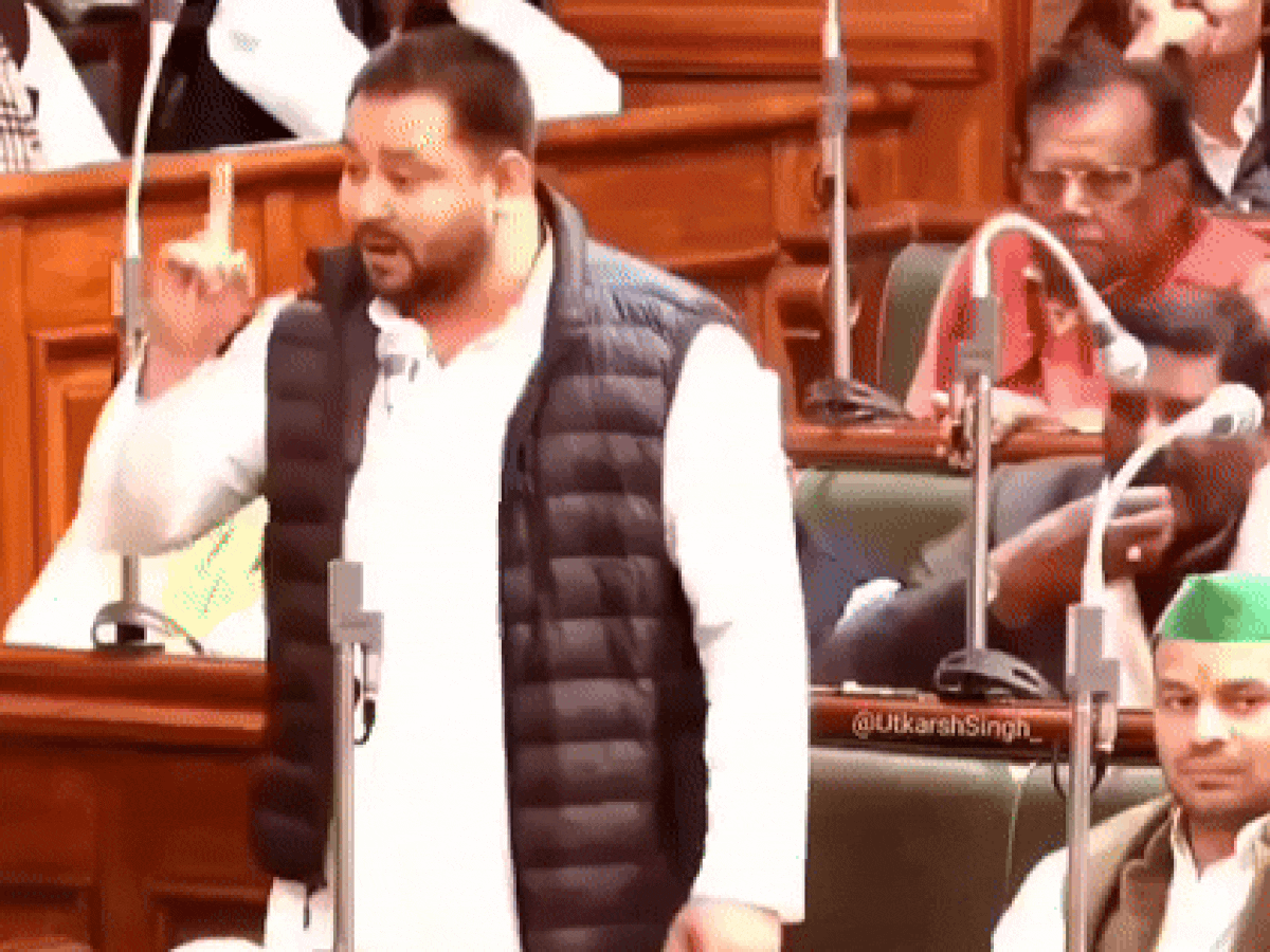 Bihar विधानसभा में जब सरकार पर हमलावर थे तेजस्वी, पीछे बैठे पार्टी विधायक चबाने लगे खैनी; Viral हो रहा VIDEO