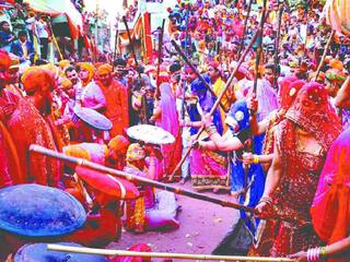 Mathura Holi: मथुरा के द्वारकाधीश मंदिर में हुई होली की शुरुआत, अगले 30 दिन खूब बरसेंगे लड्डू और लट्ठ