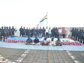 NCB, नौसेना ने जब्त किया 3300 किलोग्राम ड्रग्स, 5 विदेशियों को लिया हिरासत में
