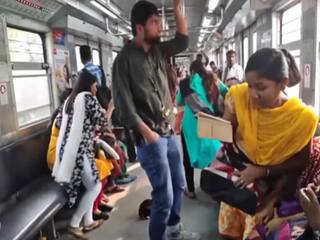 मेट्रो में सीट के लिए लड़के ने भिड़ाया गजब का जुगाड़, झटके में खाली हो गई पूरी लाइन | देखें वीडियो