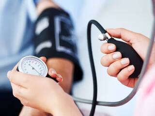 High Blood Pressure और Low Blood Pressure में क्या अंतर है? जानिए लक्षण, कारण और बचाव के तरीके