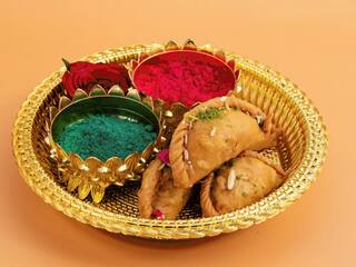 Gujiya Recipe: Holi के त्योहार पर भरें गुजिया की मिठास, आजमाएं ये रेसिपी