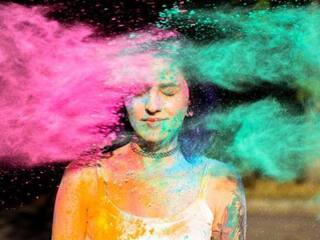 Holi Tips: चेहरे से नहीं हट रहा होली का जिद्दी कलर? इन टिप्स के जरिये आसानी से उतारें रंग