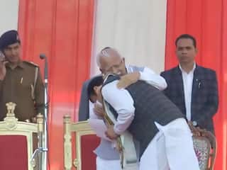 'पैर छुए फिर गले लगाया...', CM पद की शपथ लेने के बाद नायब सैनी ने लिया खट्टर से आशीर्वाद। देखें VIDEO