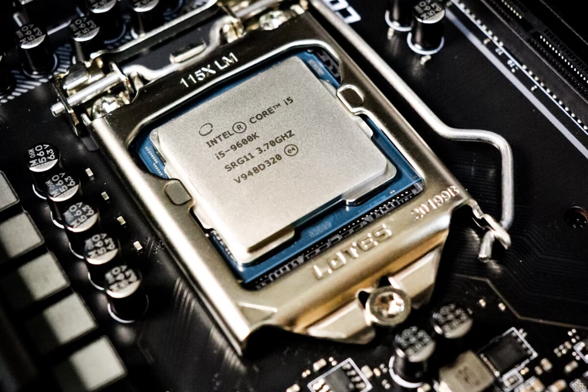 China Blocks Use Of Intel And AMD Chips In Government Computers, FT Reports