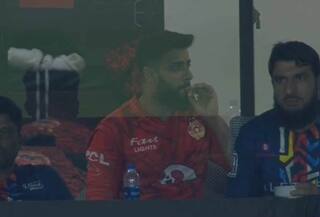 PSL Final: मैच के दौरान ड्रेसिंग रूम में सिगरेट पीते पकड़े गए इमाद वसीम, VIDEO वारयल होते ही पाकिस्तान की हुई जगहंसाई