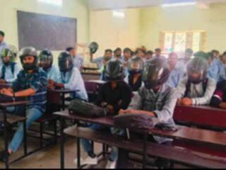 जमशेदपुर कॉलेज में जजर भवन के टूटने के डर से हेलमेट पहनकर क्लास कर रहे हैं छात्र