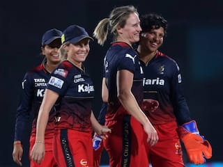 RCB vs MI WPL 2024: एलिसा पैरी का रिकॉर्ड 'छक्का', मुंबई को 7 विकेट से शिकस्त देकर बेंगलोर ने प्लेऑफ में बनाई जगह