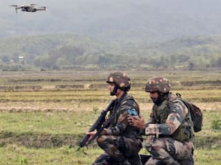 जम्मू-कश्मीर: कुलगाम में अलग-अलग इलाकों के ऑपरेशनों में चार आतंकवादी ढेर, दो सैनिक शहीद
